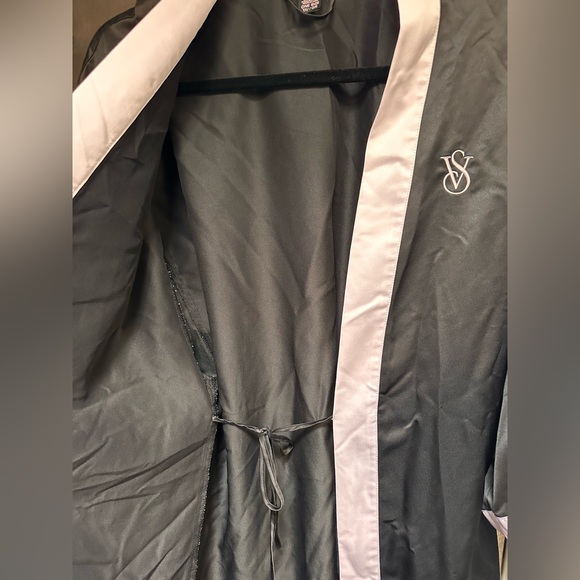 Victoria's Secret kimono robe with a pink lining and trim. One size - Picture 4 of 5
